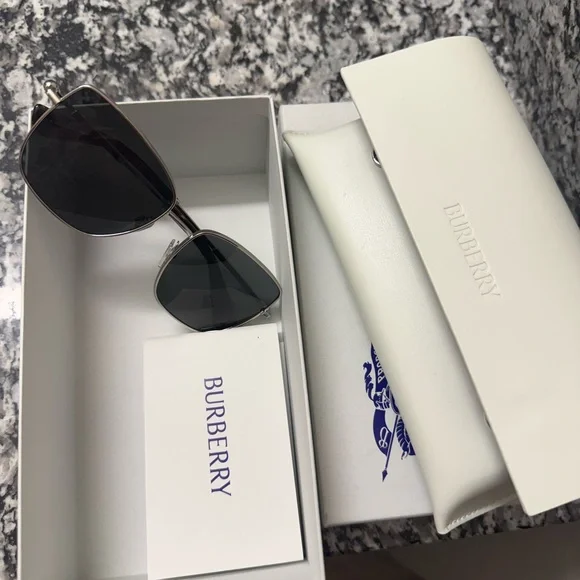 New Burberry Sunglasses with Tortoise Shell Arms - Picture 3 of 12